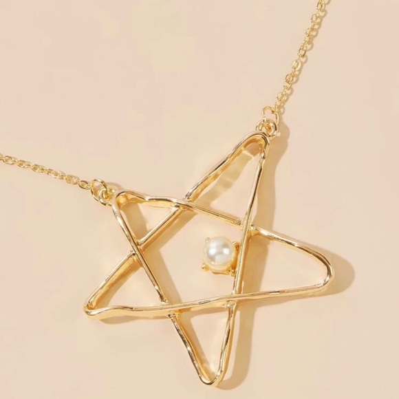 3/$30 💛 Faux Pearl Star Necklace - Picture 3 of 3